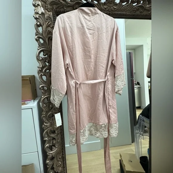 NWT Flora Nikrooz Smokey Rose Satin Robe women’s size Large - Picture 8 of 8